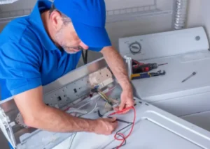 Técnico especialista de Solution Part realizando un diagnóstico eléctrico en una secadora de ropa.