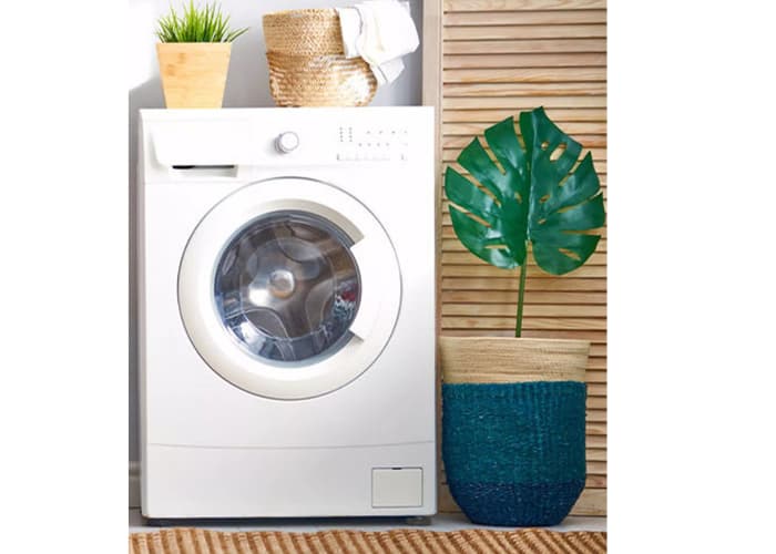 Servicio técnico de confianza para lavadoras y secadoras, un experto de Solution Part trabajando en detalle.