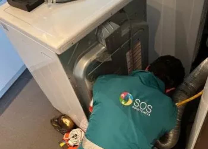 Servicio técnico especializado para secadoras: técnico de Solution Part con herramientas, realizando una reparación compleja.