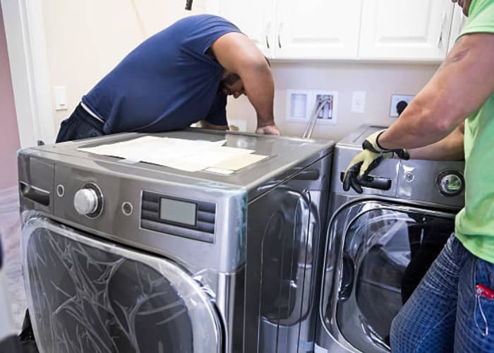 Equipo de técnicos de Solution Part realizando la instalación profesional de un set de lavadora y secadora en Viña del Mar...