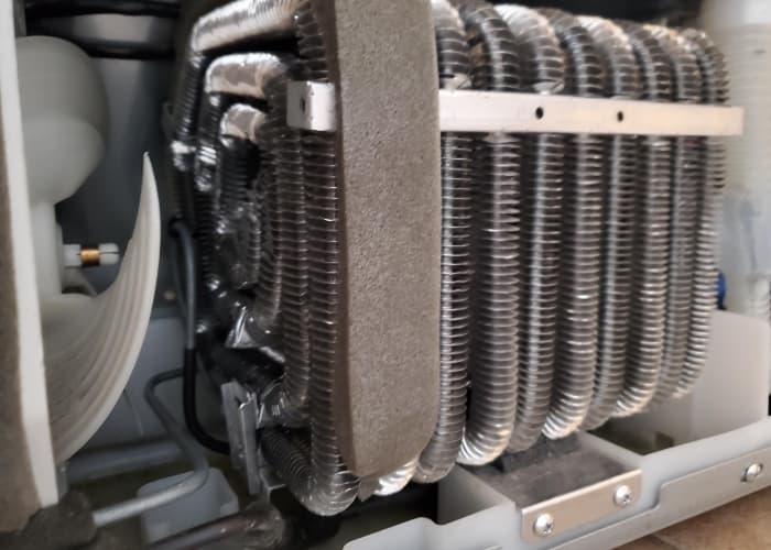 Interior de refrigerador LG mostrando el evaporador y ventilador, preparado para diagnóstico y reparación de fallas de enfriamiento en Viña del Mar..