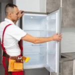 Técnico de Solution Part realizando la reparación de un refrigerador Samsung en la cocina de un cliente en Viña del Mar..