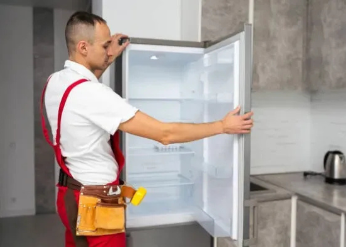 Técnico de Solution Part realizando la reparación de un refrigerador Samsung en la cocina de un cliente en Viña del Mar..