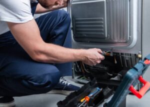 Servicio técnico especializado de Solution Part solucionando una falla compleja en el sistema de enfriamiento de un refrigerador...