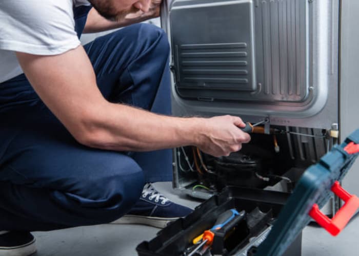 Servicio técnico especializado de Solution Part solucionando una falla compleja en el sistema de enfriamiento de un refrigerador...