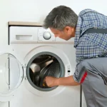 Técnico realizando reparación de lavadora en domicilio, servicio disponible en Viña del Mar, Reñaca y Concón.