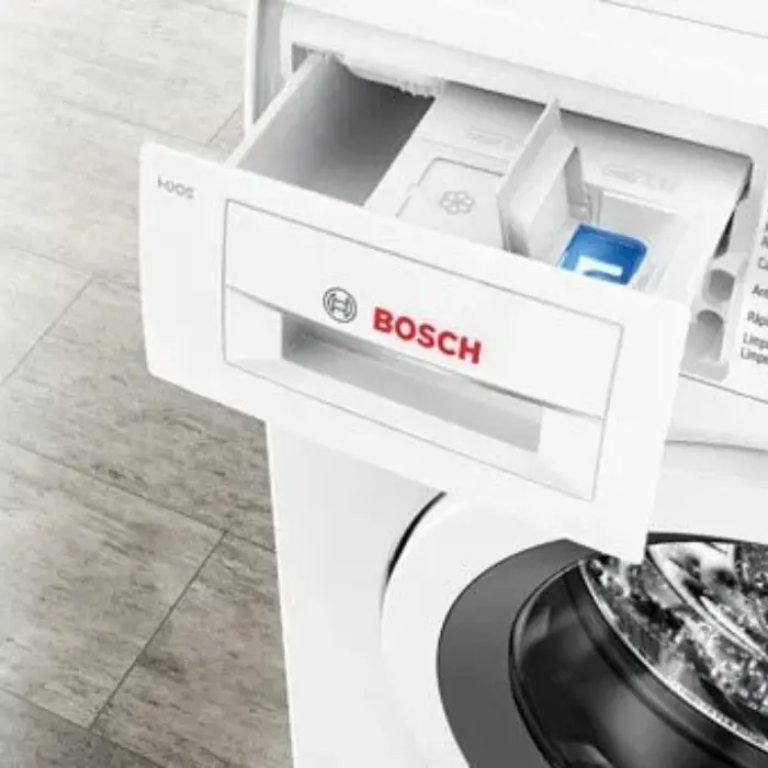Primer plano del dispensador de detergente de una lavadora Bosch, una de las tecnologías avanzadas que los técnicos de Solution Part reparan.